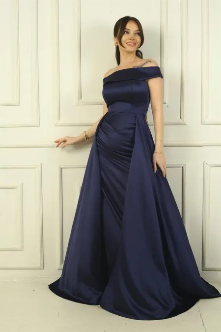 Robe longue en satin doublée avec cape et décolleté Madonna pour femme