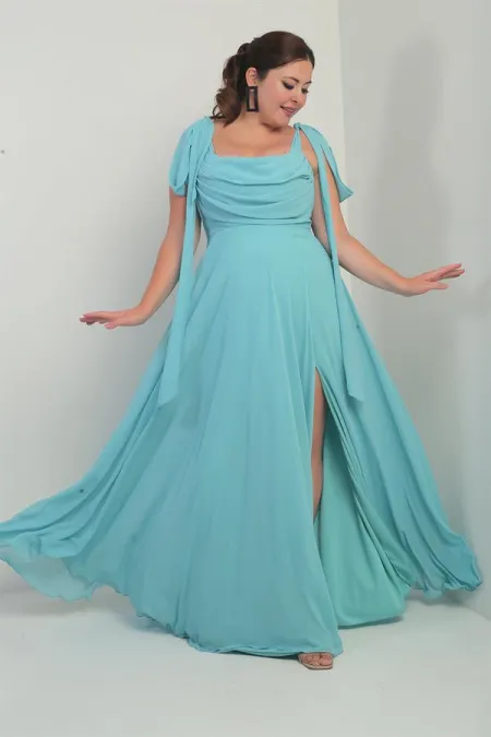 Robe longue en crêpe mousseline de soie, doublée, à col en V et épaules dénudées, disponible en grandes tailles.