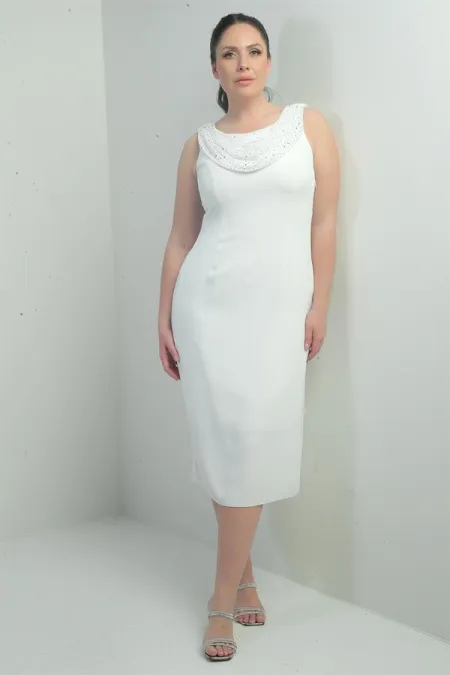 Robe midi en crêpe grande taille, doublée, avec col en V et ornements de pierres.
