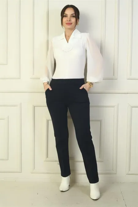 Pantalon classique pour femme, taille élastique, poches latérales, entièrement en Lycra, jambes renforcées.