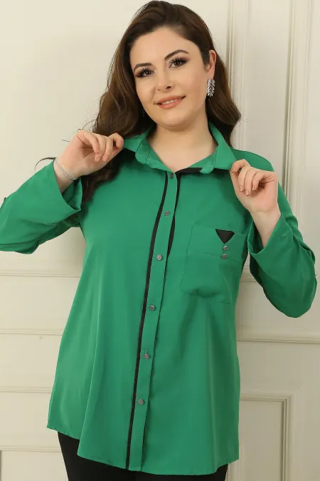 Chemise grande taille à boutons métalliques sur le devant, poche unique, manches trois-quarts, détails en cuir