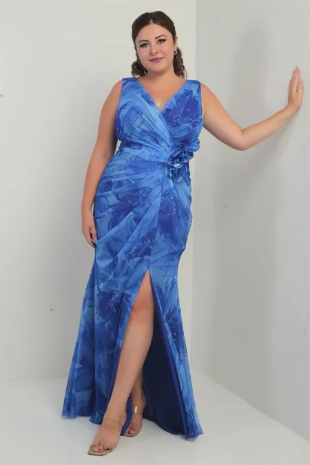 Robe longue en tulle grande taille, doublée, à décolleté en V devant et dos, drapée sur le devant et ornée d'un motif floral 3D.