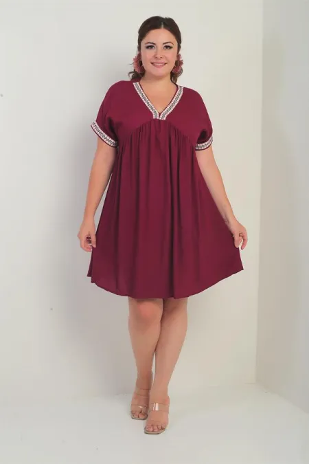 Robe grande taille pour femme avec détail à rayures en zigzag sur le col et les manches