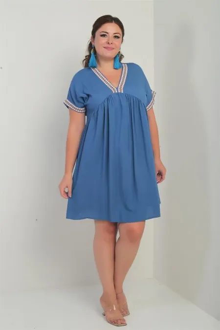 Robe grande taille pour femme avec détail à rayures en zigzag sur le col et les manches