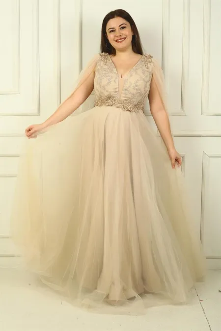 Robe de soirée longue en tulle pour femme, décolleté en V devant et dos, ornée de perles et à taille large.