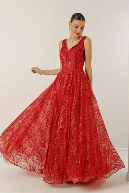 Robe longue à col en V devant et dos, ornée de perles, doublée, lacée au dos, et embellie de sequins et de paillettes.