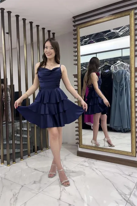 Robe courte en satin pour femme avec jupe à volants et bretelles en corde dans le dos