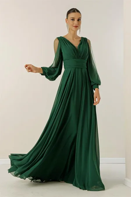 Robe longue en mousseline de soie à décolleté en V devant et dos, manches drapées sur le devant, doublée de tulle et à la coupe ample.