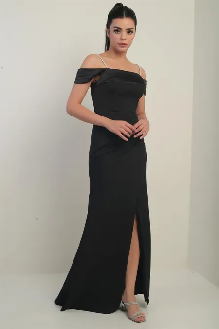 Robe sirène double drapée en satin à fines bretelles ornées, manches tombantes et décolleté Madonna. Doublée et drapée.