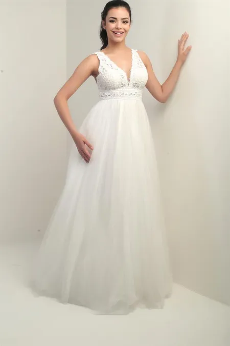 Robe de princesse longue doublée, à col en V et bretelles épaisses, ornée de dentelle et de tulle.