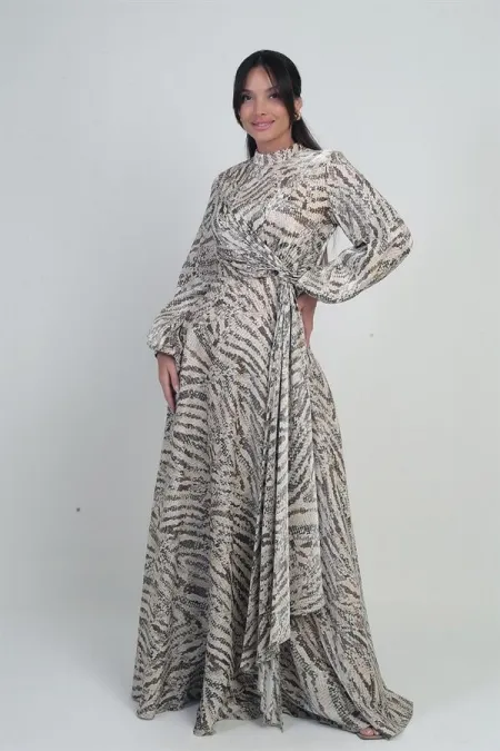 Robe longue en crêpe satin pour femme, avec devant froncé et détail mouchoir, motif serpent.