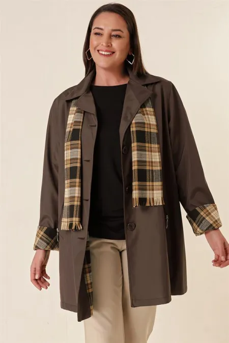 TRENCH BONDIT GRANDE TAILLE AVEC POCHES DOUBLÉES ET ZIPPÉES, ET ÉCHARPE EN ACCESSOIRE.
