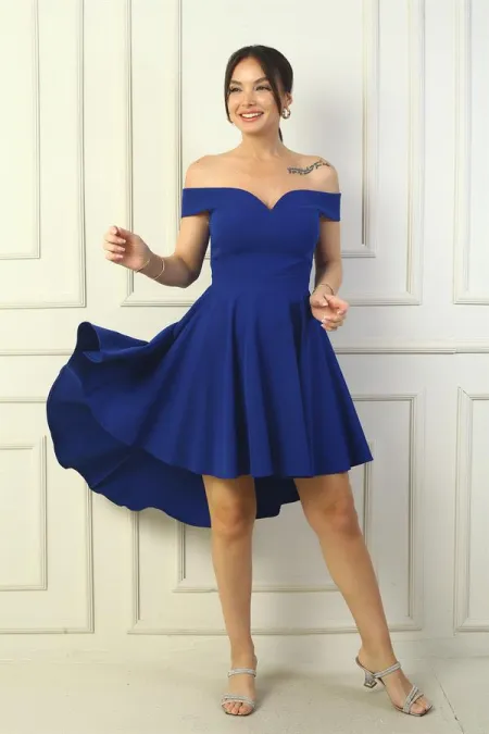 Robe courte évasée en crêpe doublée, décolleté Madonna, devant court, dos long.