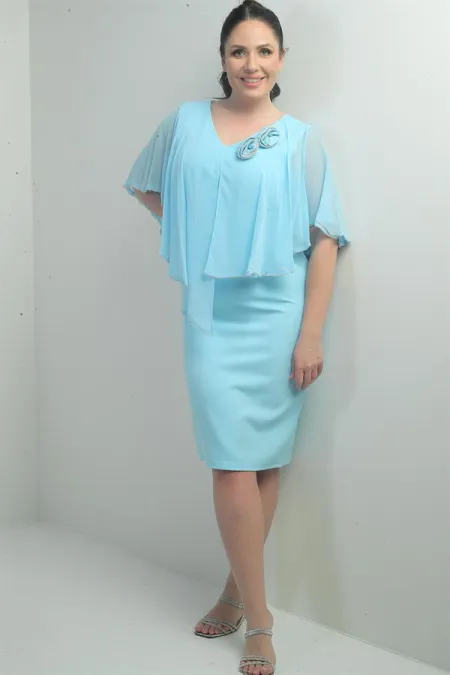 Robe courte grande taille en crêpe mousseline à col en V devant et dos, ornée de pierres et de roses.