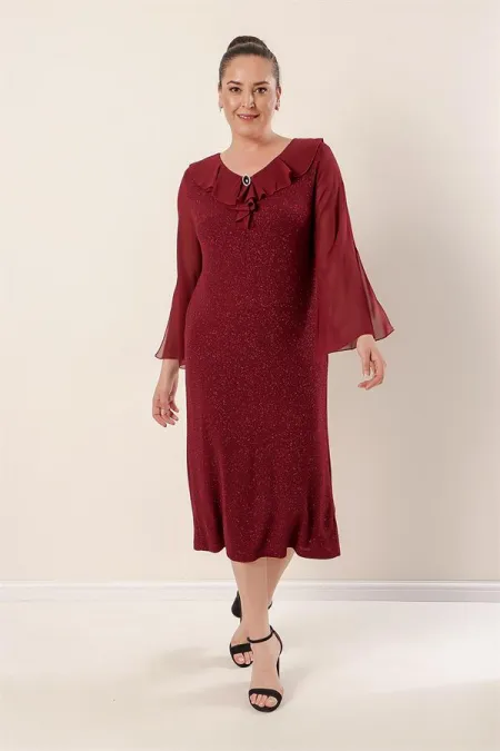 Robe grande taille avec doublure en mousseline au col et aux manches, lycra et paillettes.