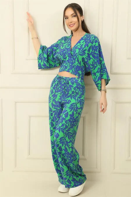 Ensemble 2 pièces à motif floral : chemisier à col en V devant et dos, manches chauve-souris, taille élastiquée, pantalon palazzo à poches.