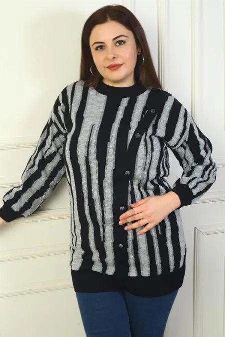 Pull tunique tricoté grande taille pour femme, avec boutonnage sur le devant et rayures verticales pailletées.