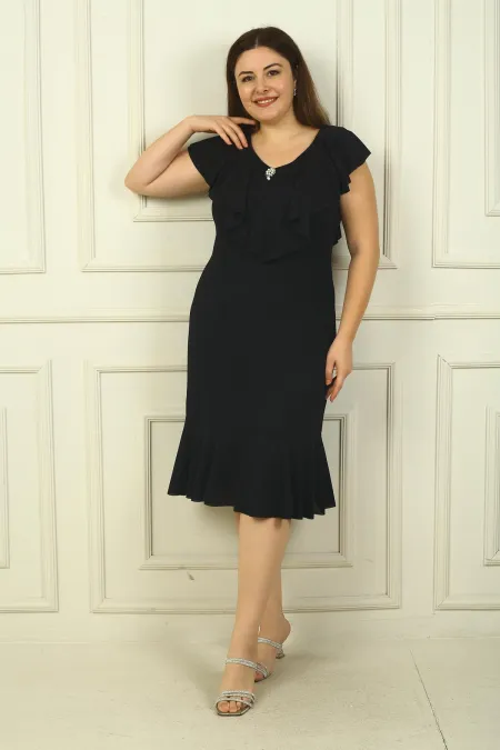 Robe grande taille pailletée avec col à volants et broche