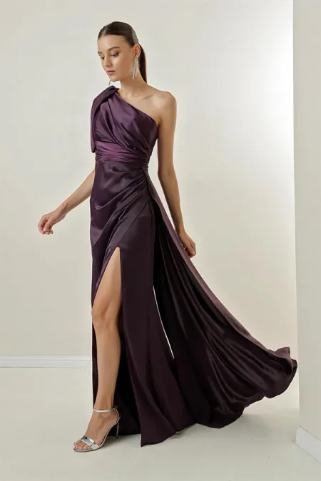 Robe longue asymétrique en satin, à une manche, drapée sur le devant et doublée