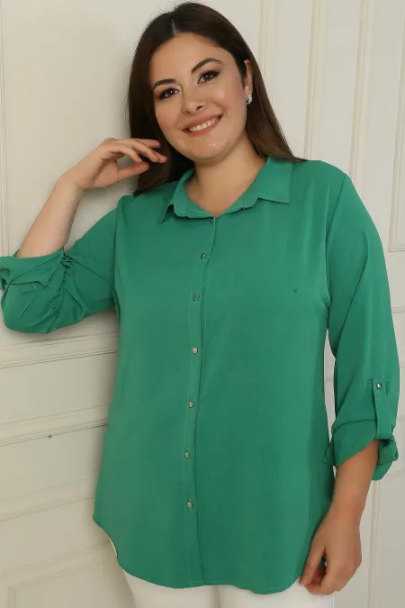 Chemise en crêpe grande taille avec boutons métalliques sur le devant et manches repliées