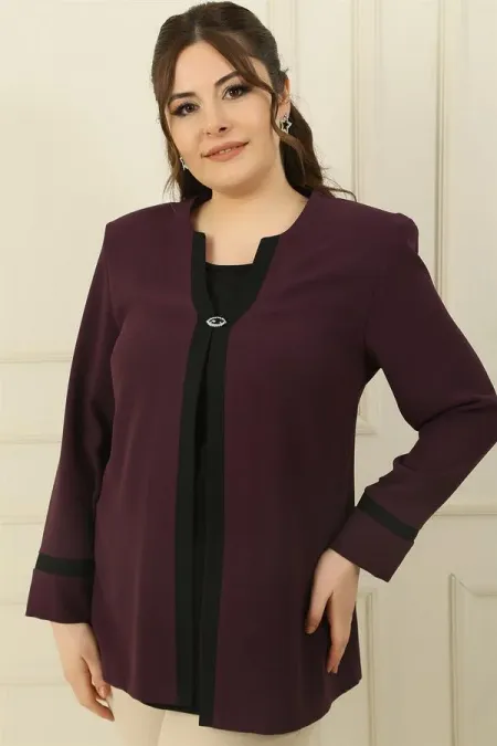 Ensemble deux pièces : débardeur doublé en lycra, épaules rembourrées et veste en crêpe grande taille ornée.