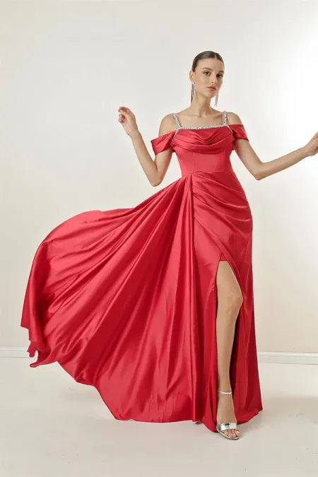 Robe longue en satin doublée, à fines bretelles et manches basses, ornée de pierres