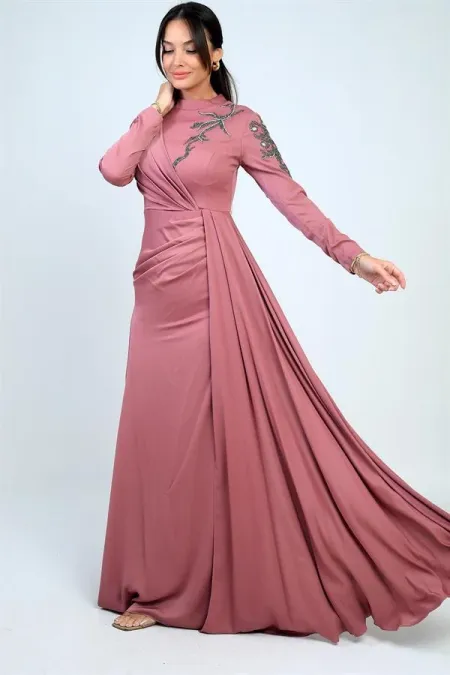 Robe hijab en crêpe satin doublée, ornée de pierres et froncée sur le devant