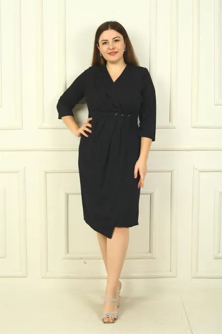 Robe courte à paillettes grande taille, manches longues, doublée, encolure cache-cœur et taille plissée, manches longues, doublée.