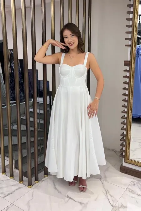 Robe midi évasée en satin à bretelles et laçage au dos pour femme
