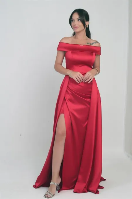 Robe longue en satin doublée avec cape et décolleté Madonna pour femme