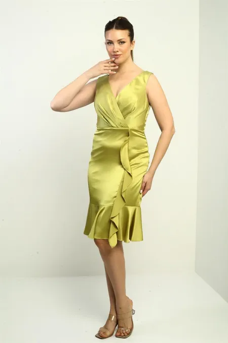 Robe courte en satin pour femme, doublée, à col cache-cœur, drapée sur le devant et ornée de volants.