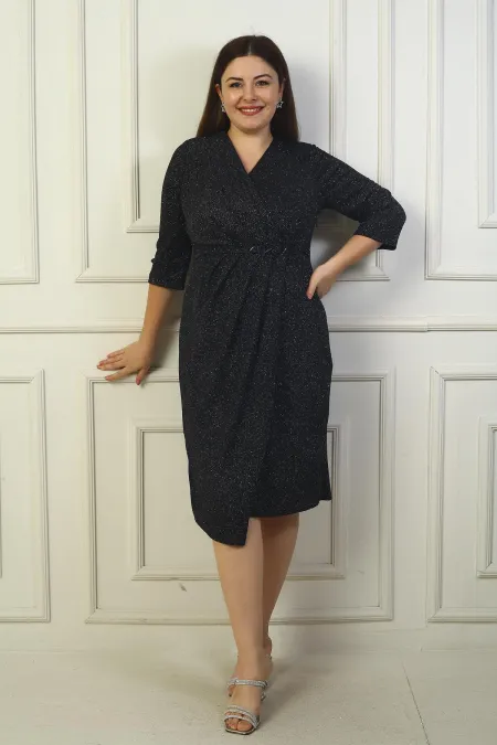 Robe courte à paillettes grande taille, manches longues, doublée, encolure cache-cœur et taille plissée, manches longues, doublée.