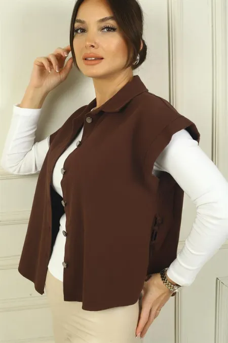 Gilet à manches tombantes pour femme, avec lacets latéraux et boutons métalliques sur le devant