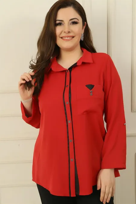 Chemise grande taille avec boutons métalliques sur le devant, poche unique, manches en Truvakar et détails en cuir.