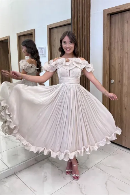 Robe mi-longue plissée en mousseline de soie à fines bretelles et volants pour femme