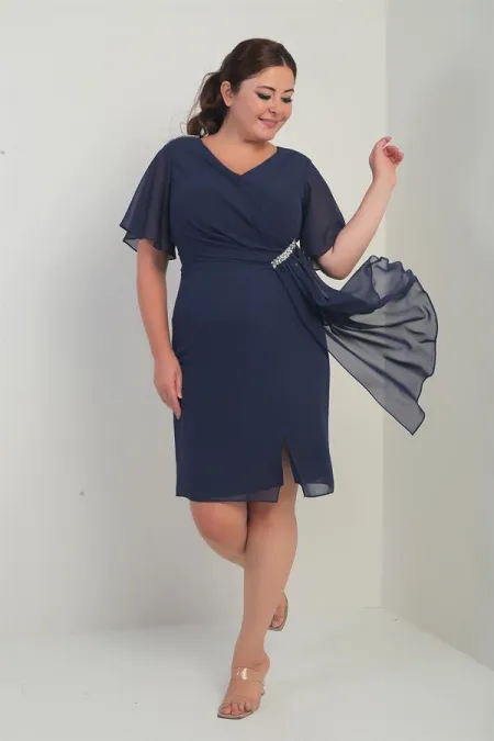 Robe en mousseline grande taille pour femme, ornée de cristaux aux épaules et à la taille, doublée et avec pochette.