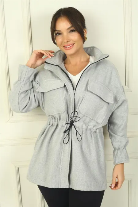 Manteau en cachemire pour femme avec fermeture éclair sur le devant, taille et poignets froncés, et double poche.