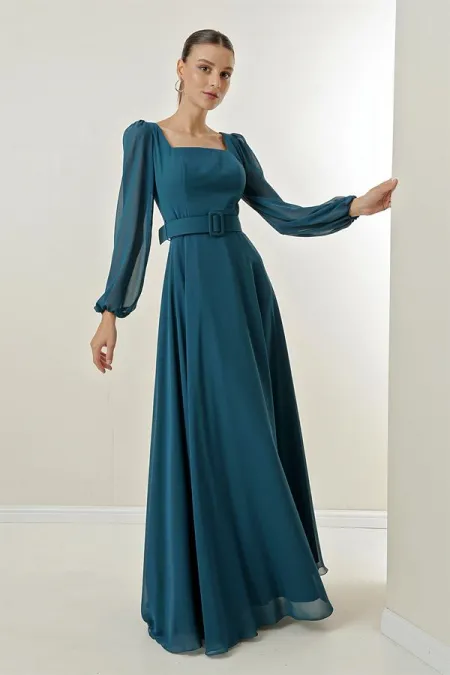 Robe de soirée longue en mousseline doublée, col carré et ceinture à la taille