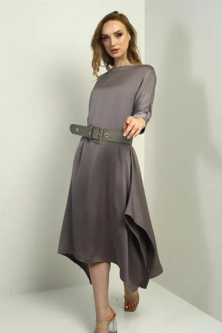 Robe midi asymétrique en crêpe satin à manches trois-quarts et ceinture à la taille