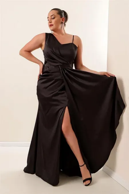 Robe longue en satin grande taille, doublée, à bretelles asymétriques et froncée sur le devant