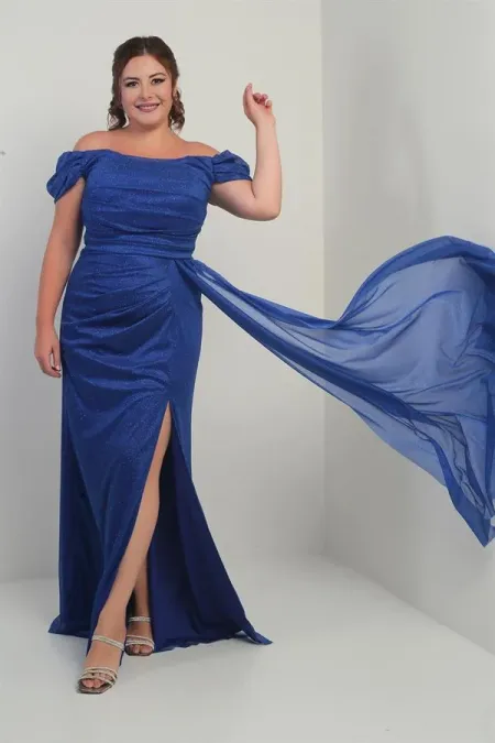 Robe longue pailletée grande taille, manches courtes, doublée, drapée sur le devant et fendue.