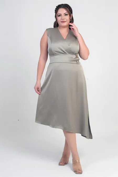 Robe asymétrique grande taille en crêpe satin à encolure cache-cœur et boutons décoratifs