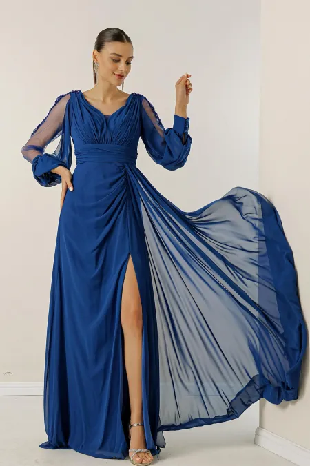 Robe longue en mousseline de soie, col en V, drapée sur le devant, doublée, manches détaillées en tulle guipure, taille large