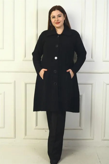 Manteau tricoté grande taille avec détails à rayures pailletées, poches et fermeture boutonnée sur le devant