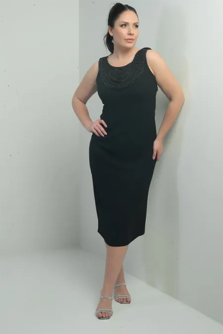 Robe mi-longue en crêpe grande taille, col bénitier, détails en pierre, doublée