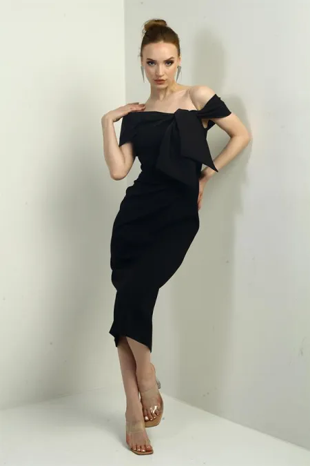 Robe mi-longue en satin à col Madonna et doublure intégrée pour femme