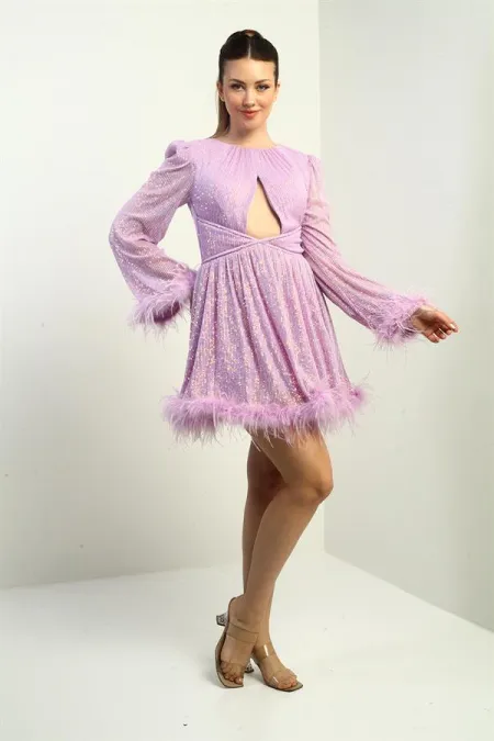 Robe vitrine pour femme avec détails en plumes, doublée et sequins.