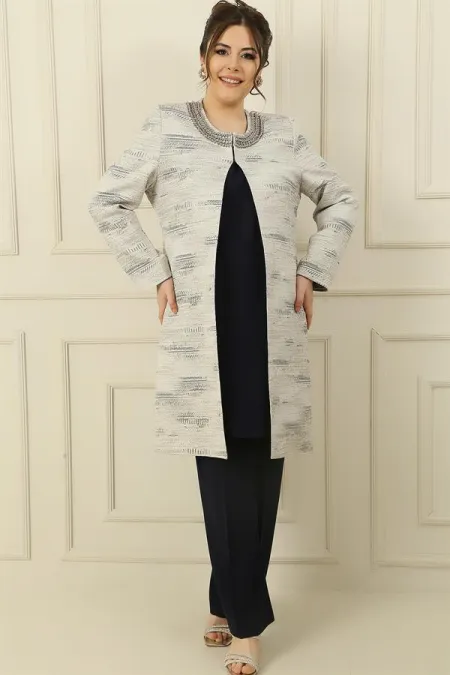Ensemble 3 pièces grandes tailles : veste jacquard doublée avec col orné de pierres, chemisier sans manches et pantalon.