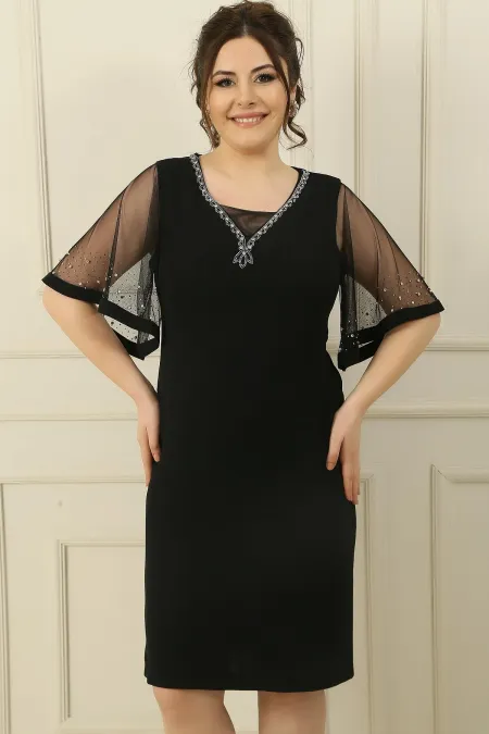 Robe grande taille avec col et manches brodés de pierres et doublure