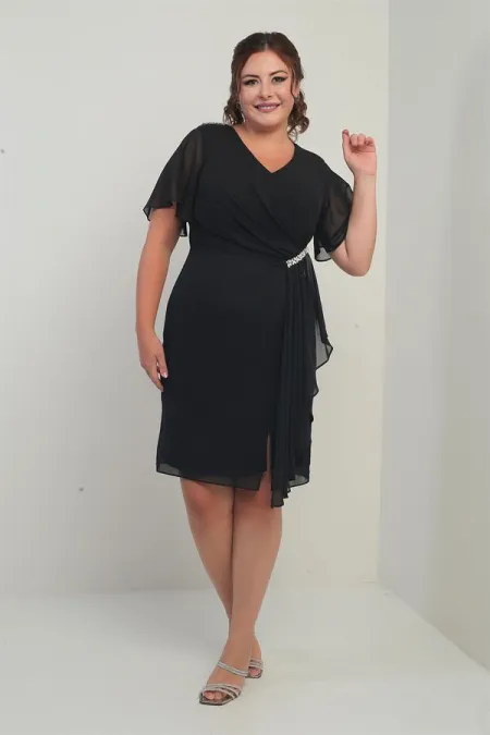 Robe en mousseline grande taille pour femme, ornée de cristaux aux épaules et à la taille, doublée et avec pochette.